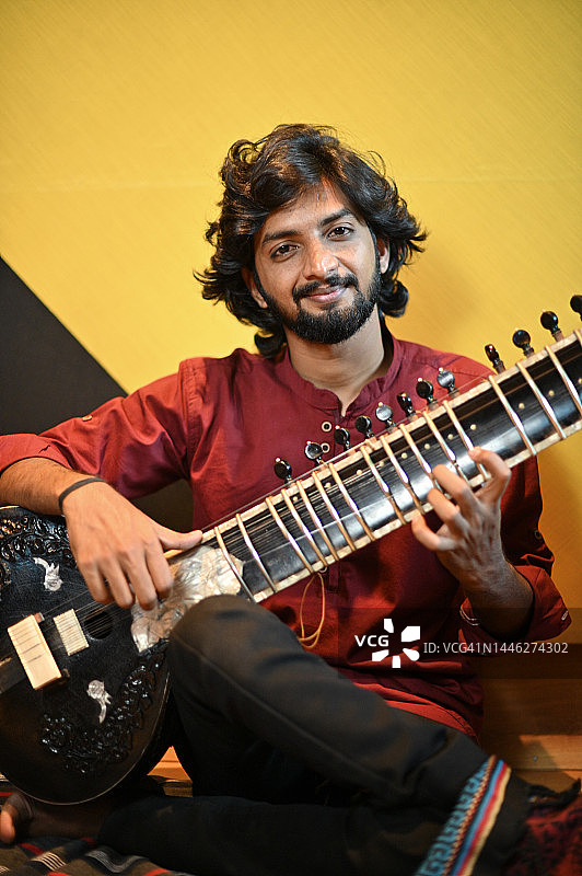 弹奏西塔琴的年轻男人图片素材