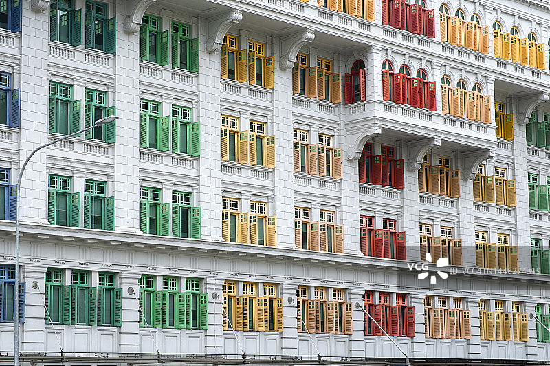 新加坡古建筑外墙上的彩色窗户图片素材