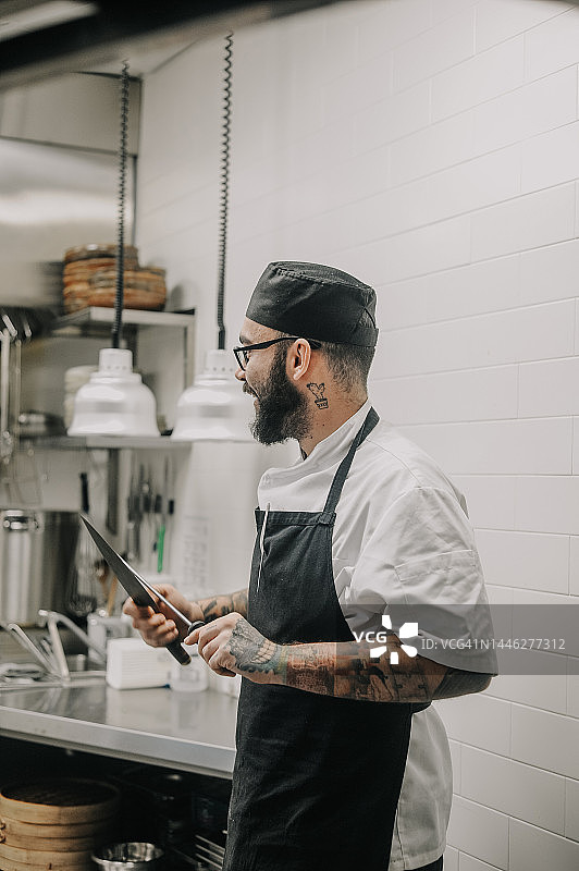 厨师磨刀图片素材