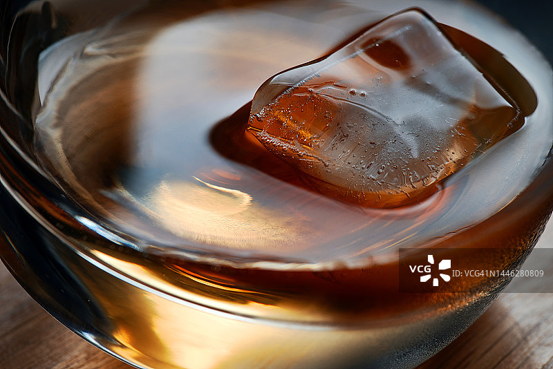 威士忌酒杯中冰块的特写图片素材