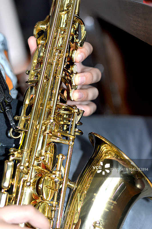 演奏萨克斯的10岁男孩图片素材