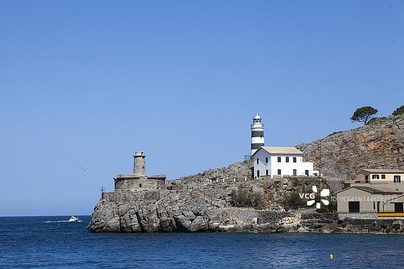 西班牙马略卡岛索列尔港的克雷乌角灯塔图片素材