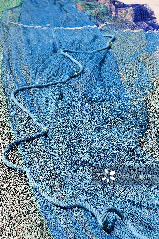 西班牙巴利阿里群岛马略卡岛的彩色渔网和绳索图片素材