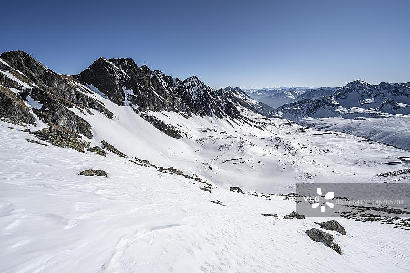 攀登皮尔希科格尔峰，眺望被白雪覆盖的山脉，蒂罗尔，奥地利图片素材