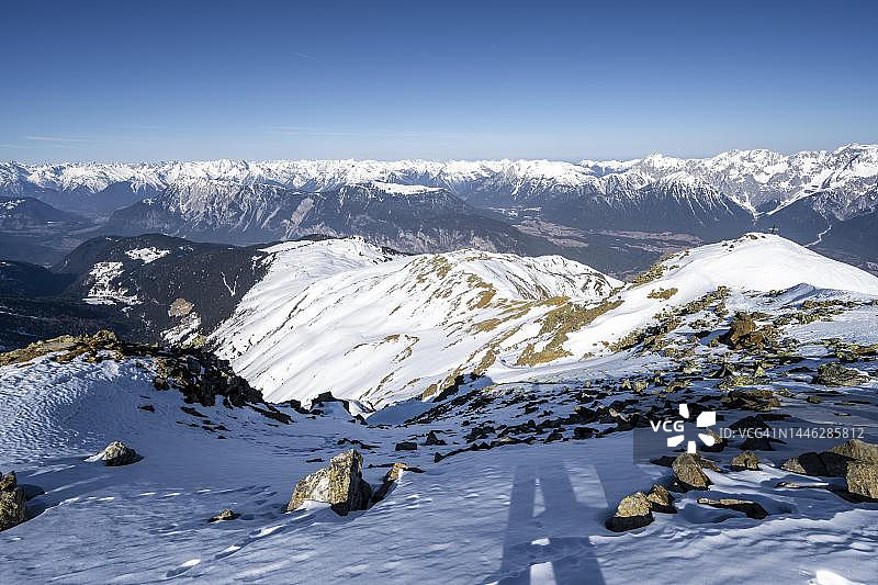 皮尔希科格尔山顶风光：雪山山景和因河谷，库埃泰，斯图拜阿尔卑斯山脉，蒂罗尔，奥地利图片素材