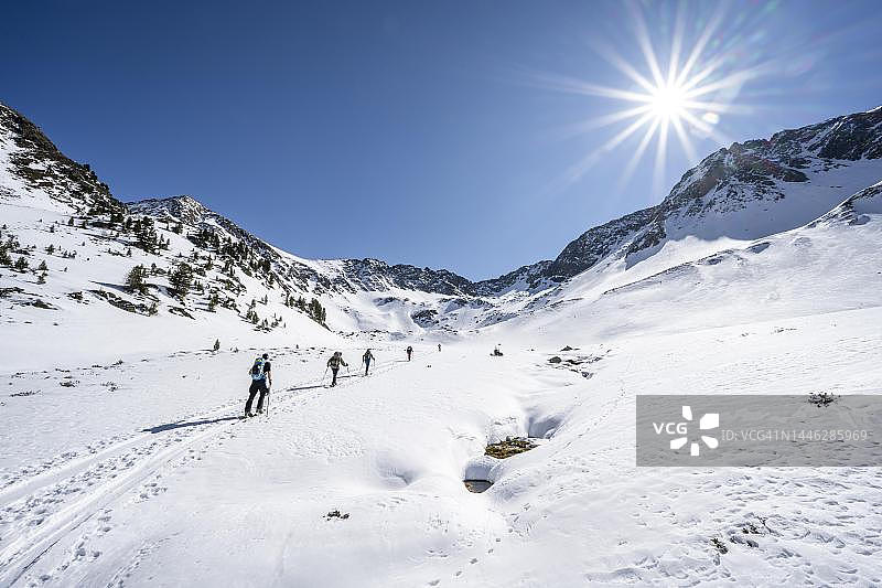 滑雪旅行者在沙特尔斯塔尔攀登 Kreuzjoch, Sonnenstern, Kuehtai, Stubai Alps, Tyrol, Austria图片素材