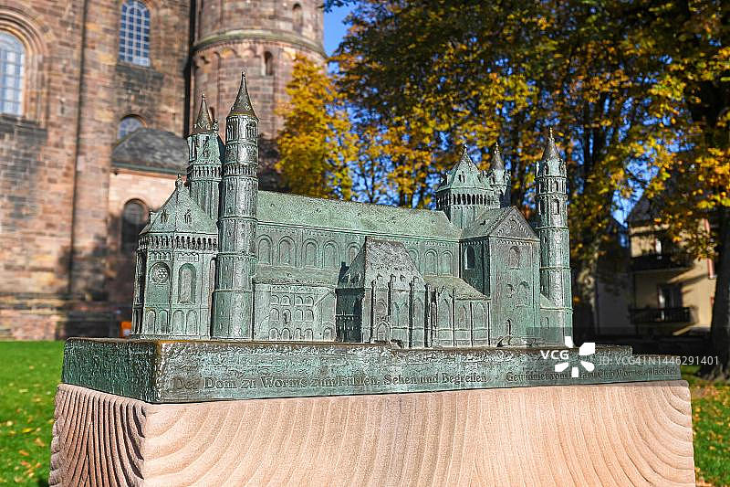 德国沃尔姆斯圣彼得大教堂盲人触摸模型图片素材
