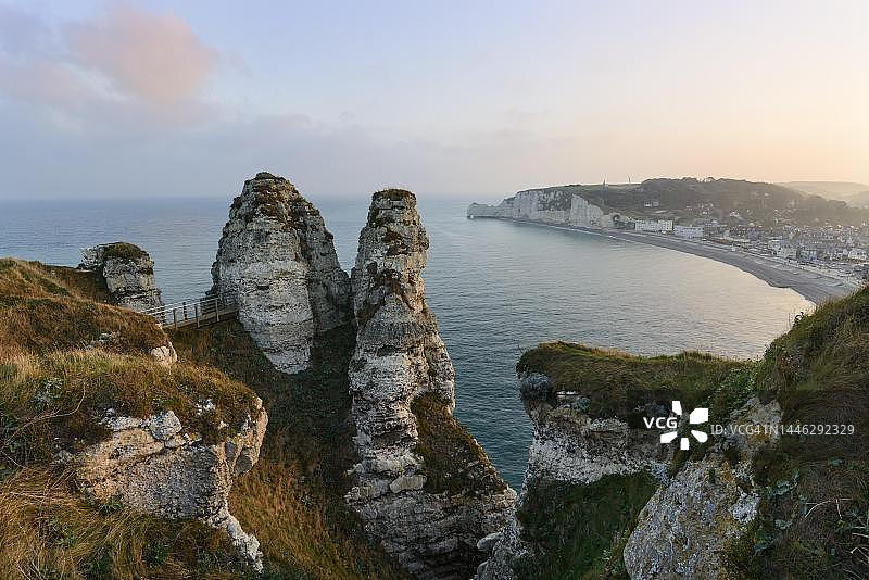 法国诺曼底阿瓦勒悬崖的埃特雷塔景色，晨光图片素材