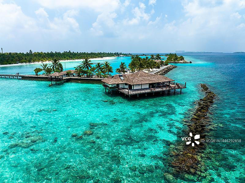 印度洋马尔代夫北马累环礁水上木屋天堂岛航拍图片素材