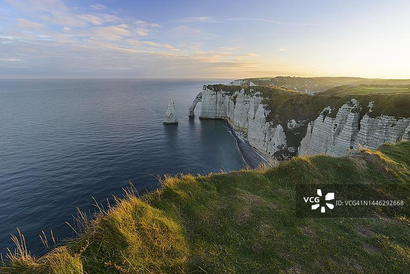 法国诺曼底阿瓦勒悬崖的针峰和阿瓦勒门景观图片素材