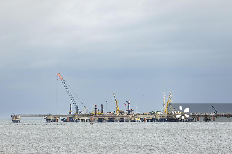 位于德国下萨克森州威廉港北海的Uniper液化天然气码头施工现场图片素材