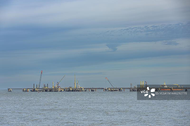 位于德国下萨克森州威廉港北海的Uniper液化天然气码头施工现场图片素材