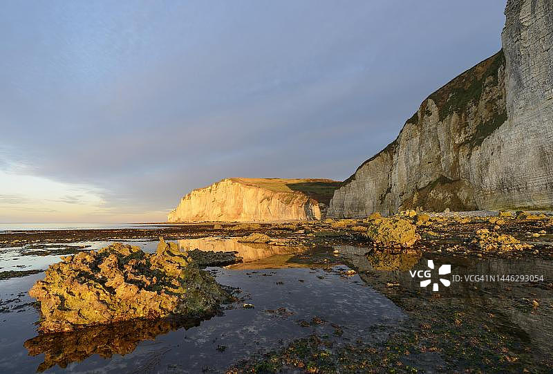 法国诺曼底瓦特托滨海塞纳海事省埃特勒塔附近白垩悬崖的雪花石膏海岸图片素材