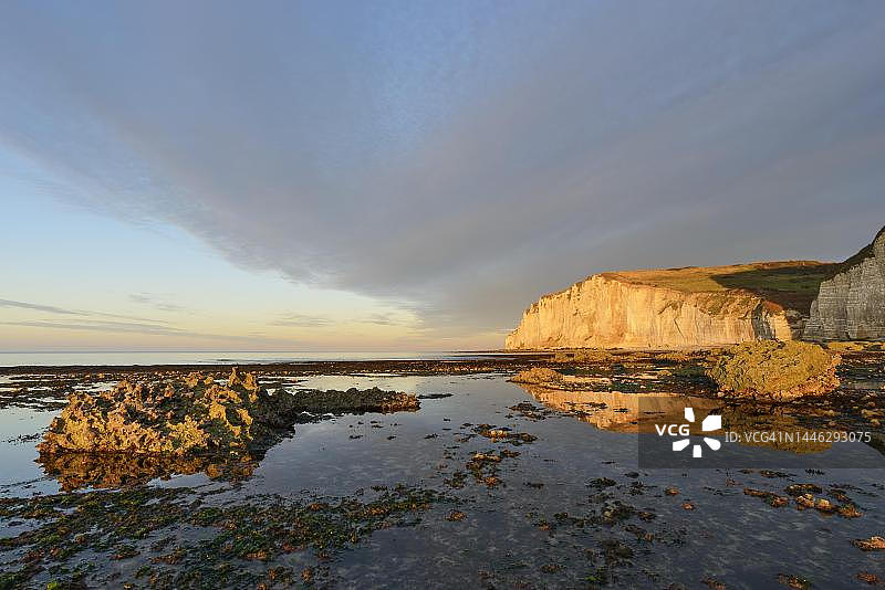 法国诺曼底瓦特托滨海塞纳海事省埃特勒塔附近白垩悬崖的雪花石膏海岸图片素材