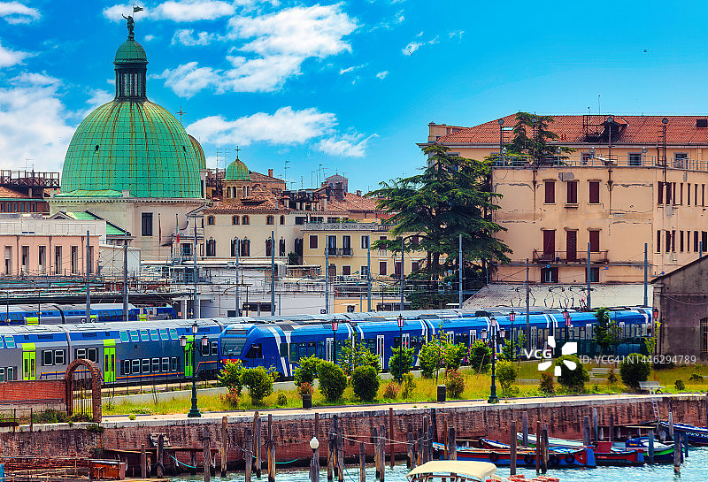 铁路枢纽站、圣西梅奥内教堂圆顶和大运河，意大利威尼斯图片素材