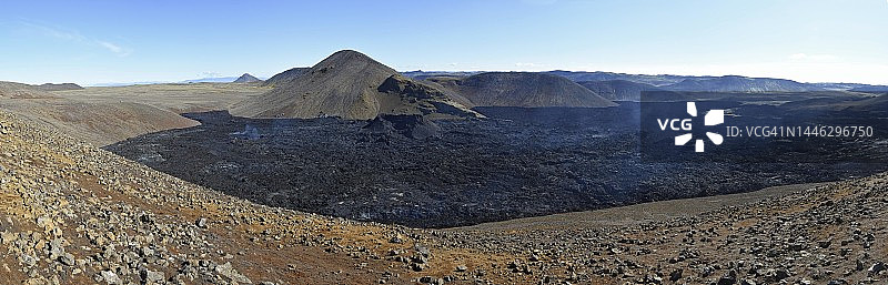 2022年法格拉达尔斯火山喷发，全景：冒烟的凝固熔岩地带与火山喷口，法格拉达尔斯火山，雷克雅内斯，格林达维克，冰岛图片素材