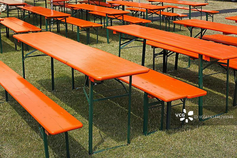德国草地上的木制长椅和折叠桌图片素材