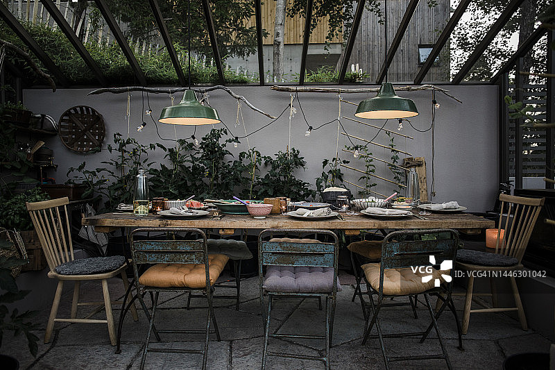 餐厅内餐桌上的精致美食图片素材