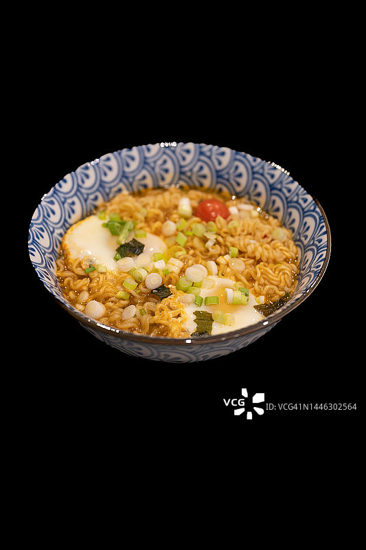 肉汤速食拉面 - 黑色背景分离图片素材