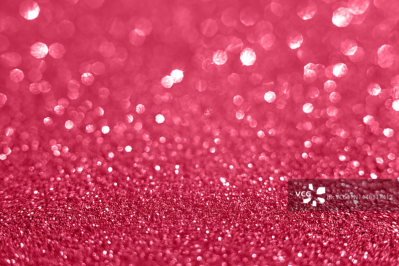 具有选择性聚焦的全息闪光背景，圣诞灯光和闪光的全画幅镜头，2023年度色彩演示，年度色彩：万岁洋红图片素材