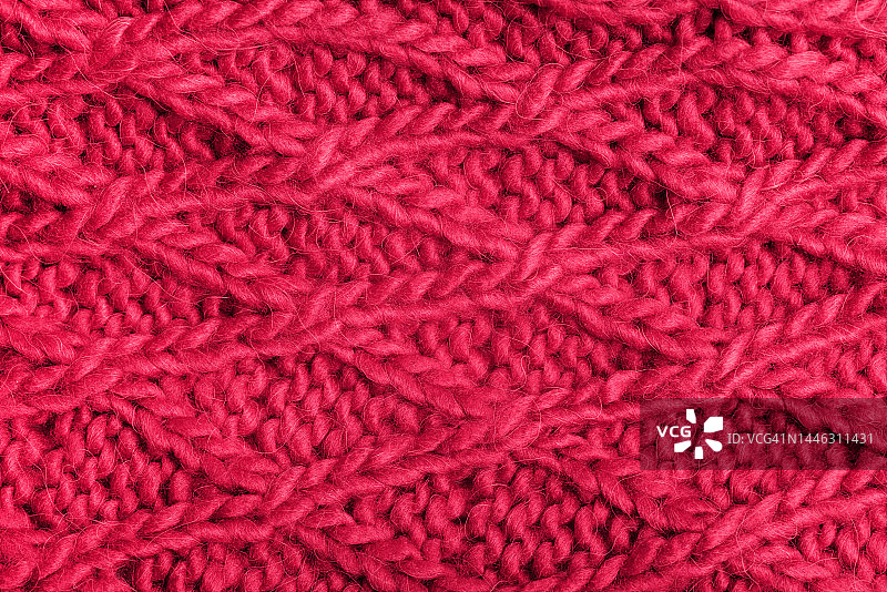 粉色针织纹理背景特写。2023年流行色。年度代表色：Viva Magenta。图片素材