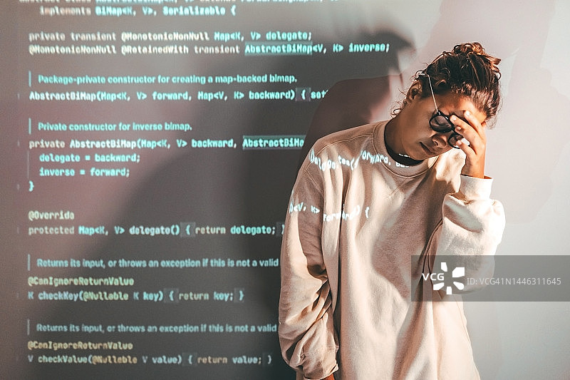 年轻女工程师学习编程图片素材