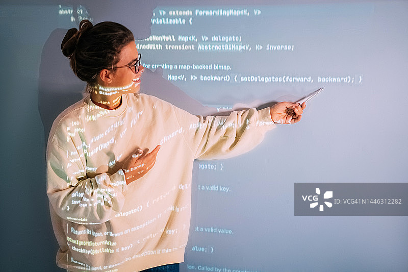 女程序员在家通过控制台投影教学生编程图片素材