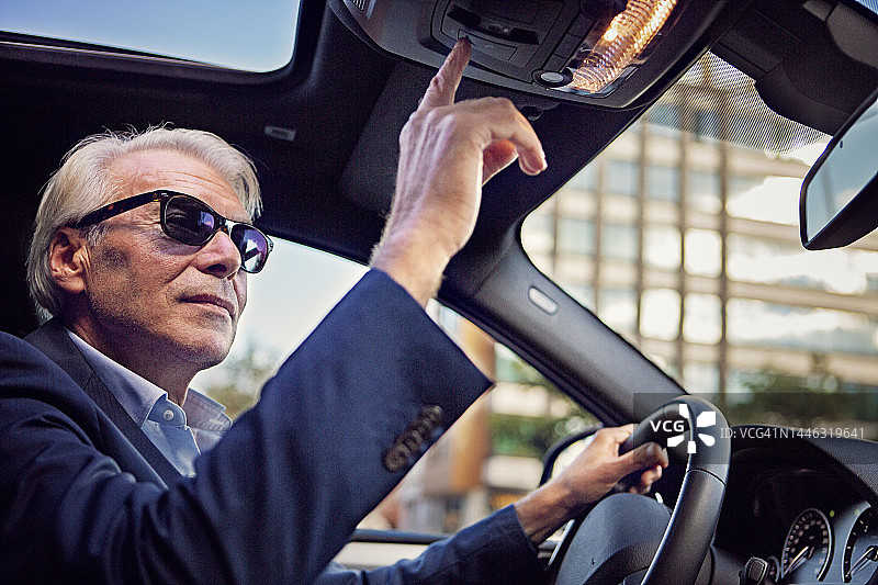 汽车故障后商人按下SOS按钮图片素材