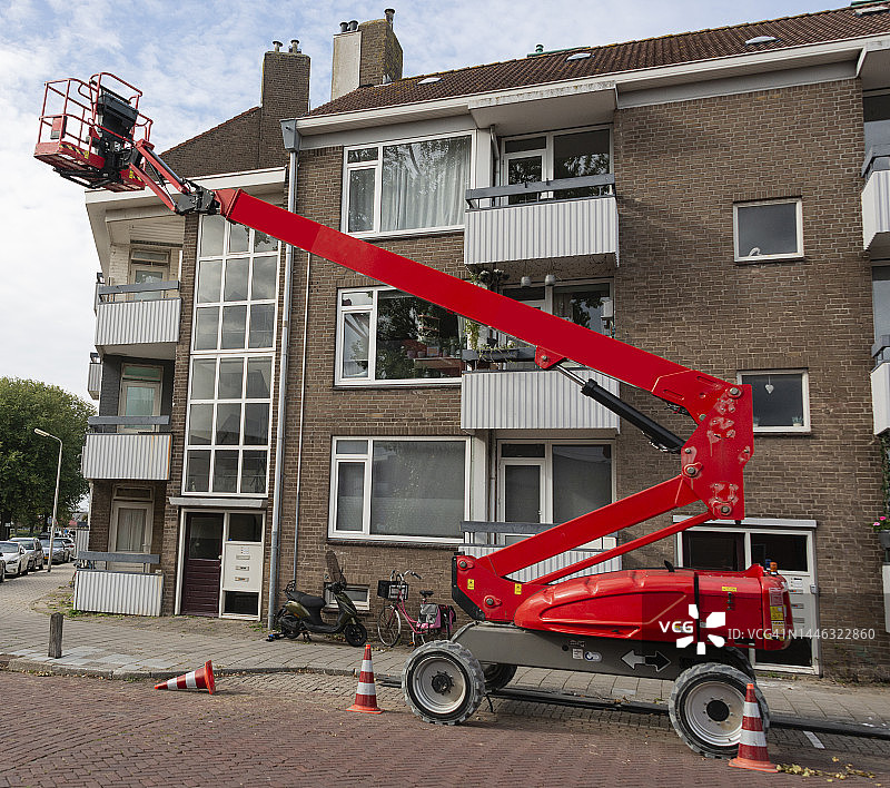 带笼子的红色移动式升降工作平台图片素材