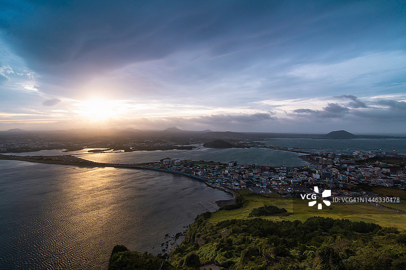 济州岛城山日出峰的日出与日落图片素材