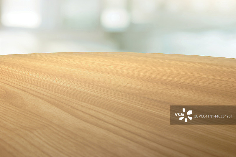 室内木桌低角度拍摄（未聚焦，无人）图片素材