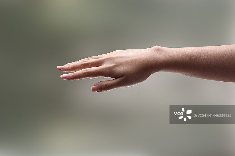 手、女人手、手背、轮廓、伸出、手势、雨水、水滴、小路、针脚背景图片素材