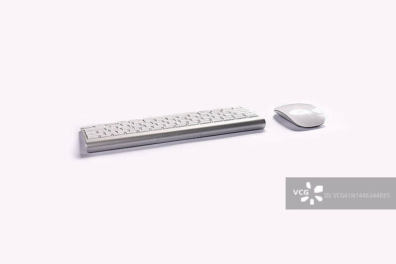 静物摄影：键盘、自动售货机和无线鼠标图片素材