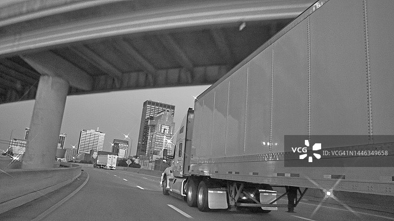 高速公路上的半挂卡车图片素材