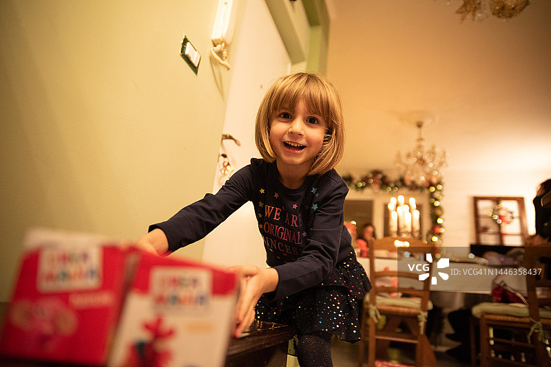 孩子们打开圣诞礼物图片素材