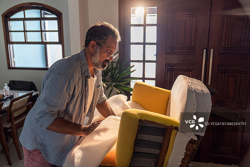 专业的室内装潢师正在制作新的扶手椅图片素材