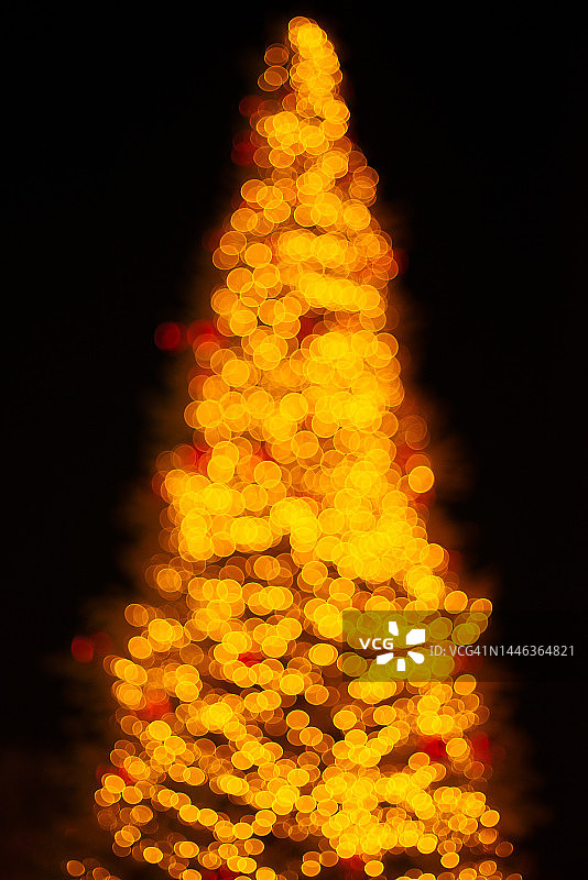 照亮的金色圣诞树散景图像图片素材