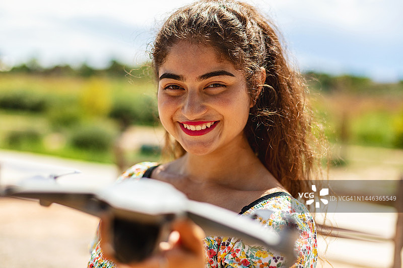夏季户外肖像系列： holding 无人机的拉美裔墨西哥裔美国青少年图片素材