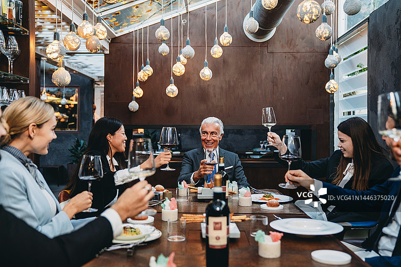 商务人士在餐厅会面图片素材