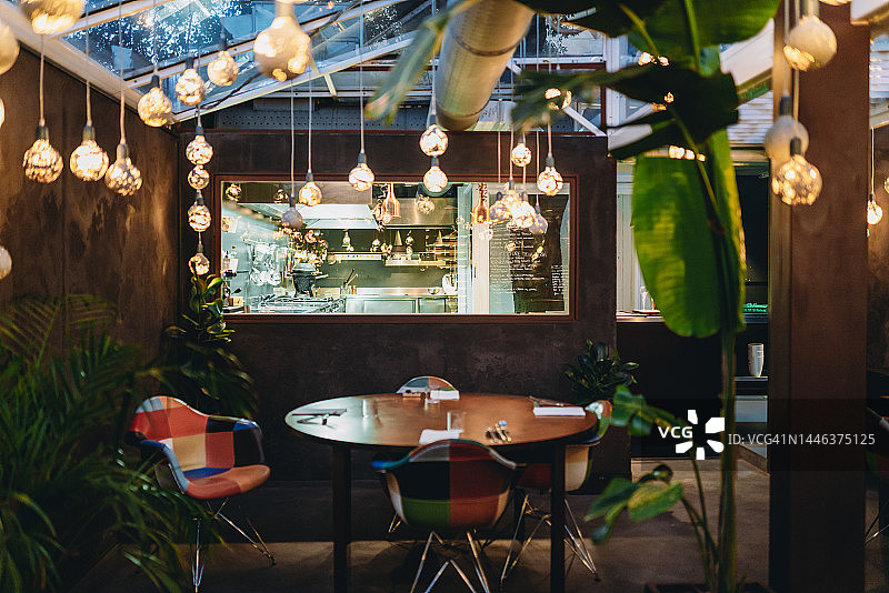 优雅餐厅的建筑照片，厨房在背景中图片素材