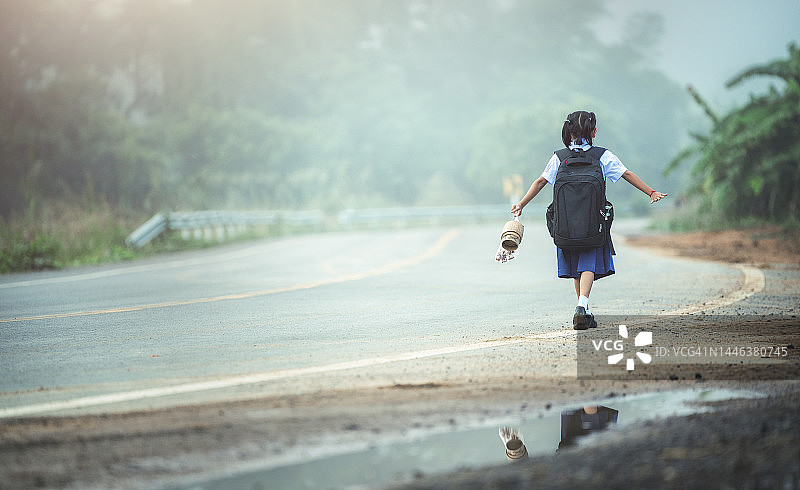 快乐的亚洲小女孩去上学图片素材