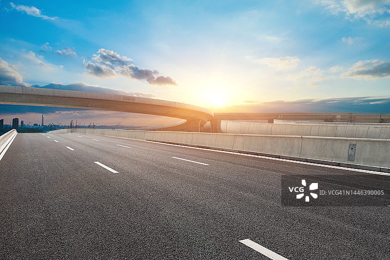 傍晚通往城市的高架桥公路图片素材