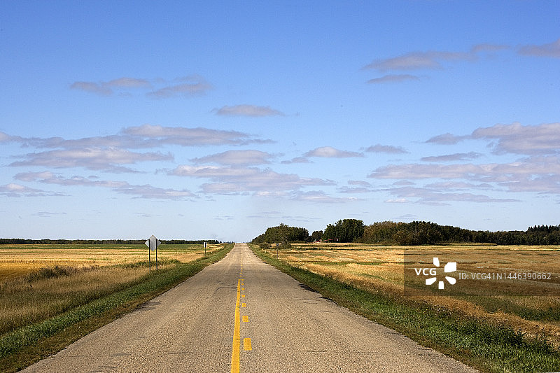 穿过农田的铺砌道路图片素材