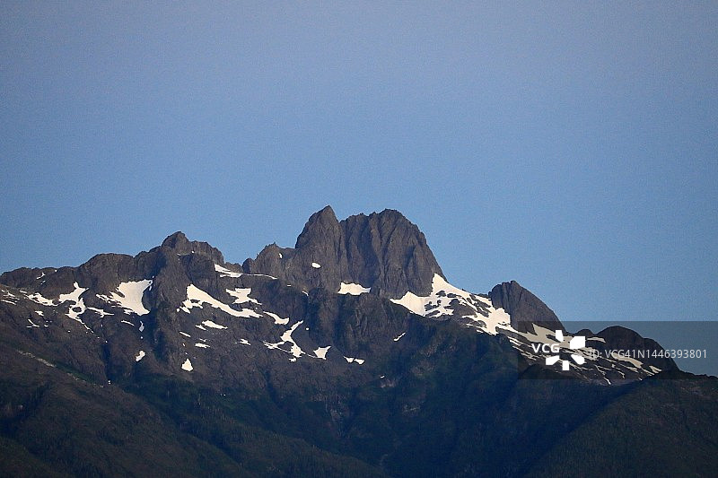 晴空下有积雪山顶的山脉图片素材