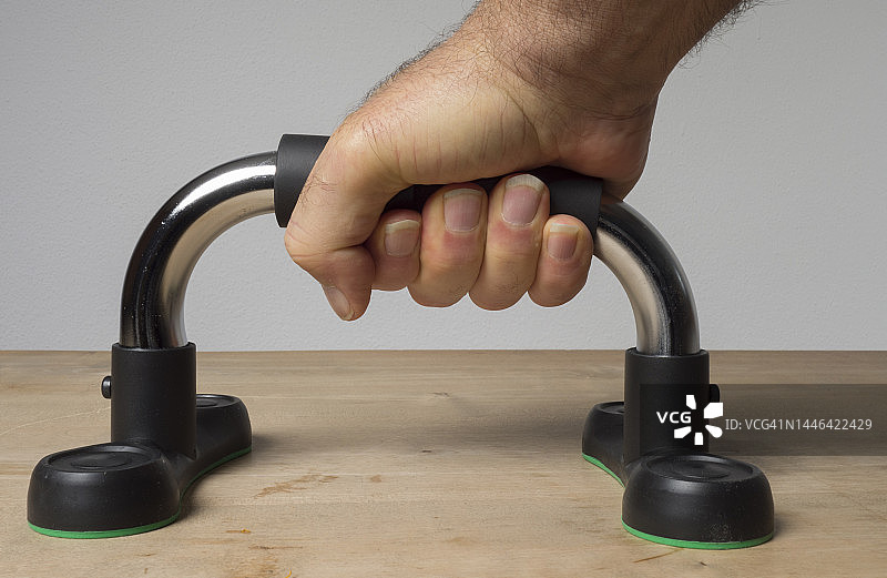 俯卧撑把手手臂锻炼装置图片素材