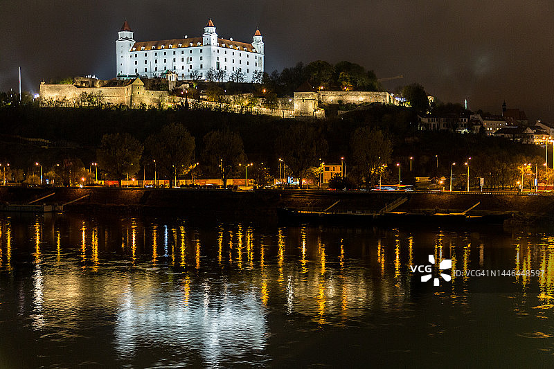 夜晚多瑙河上布拉迪斯拉发城市景观倒影图片素材