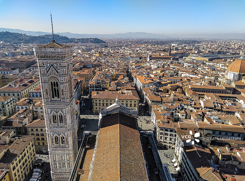 从佛罗伦萨大教堂穹顶俯瞰佛罗伦萨天际线图片素材