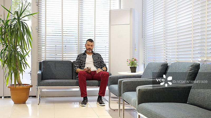 在候诊室的男人图片素材
