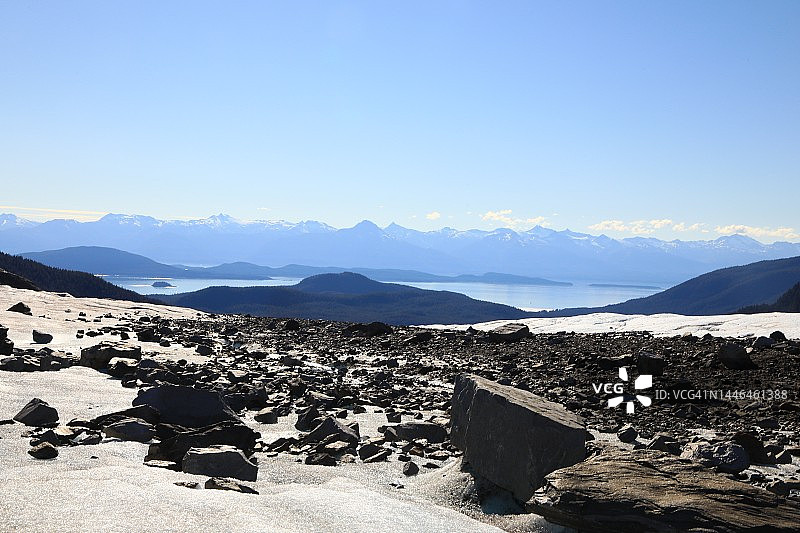 站在冰川上图片素材