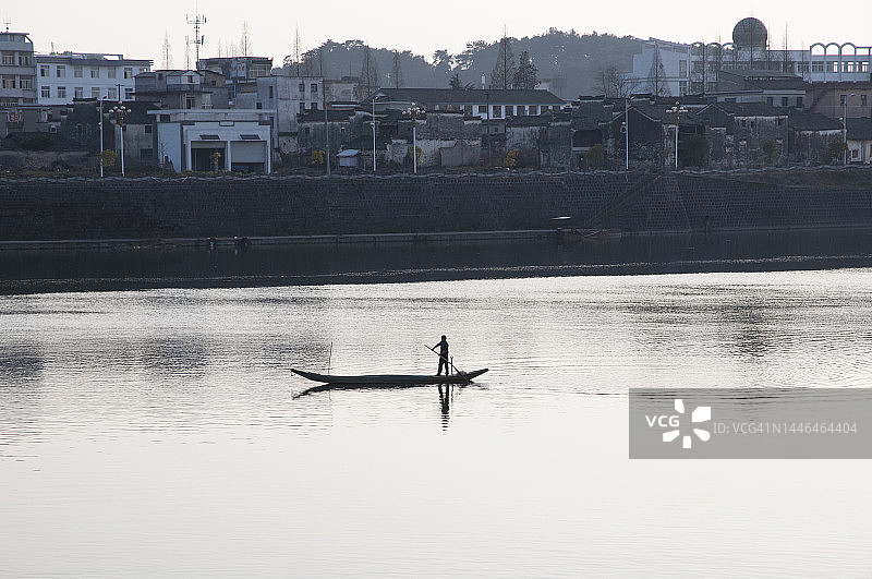 新安江上的小船渔夫图片素材